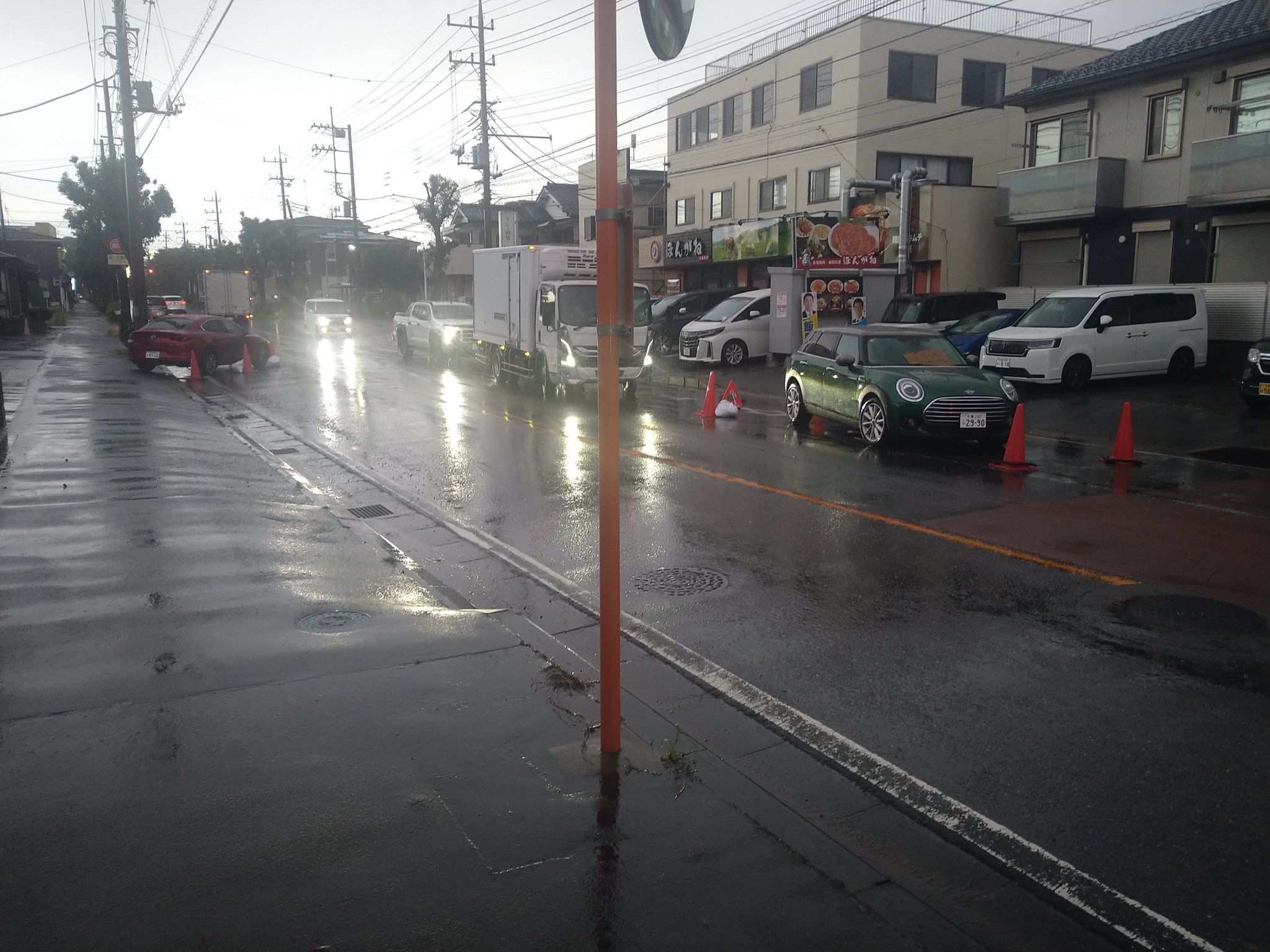 冠水道路と車